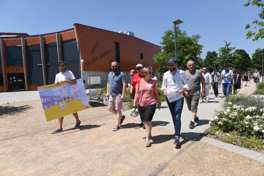 10- Les acteurs restituent en plein air