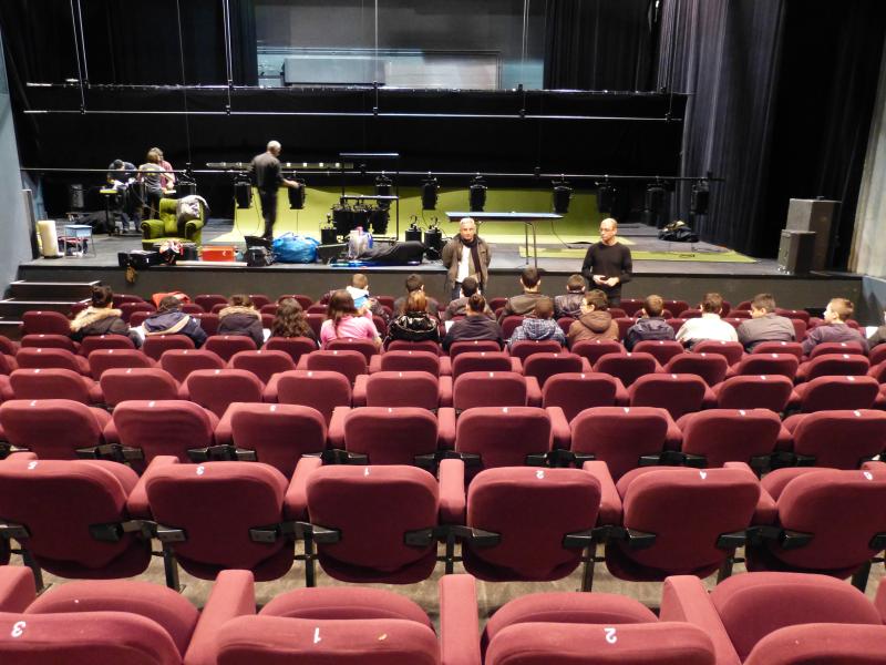 11- Dans les coulisses d'une salle de spectacle