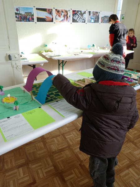 18- Les enfants découvrent l'ensemble des maquettes