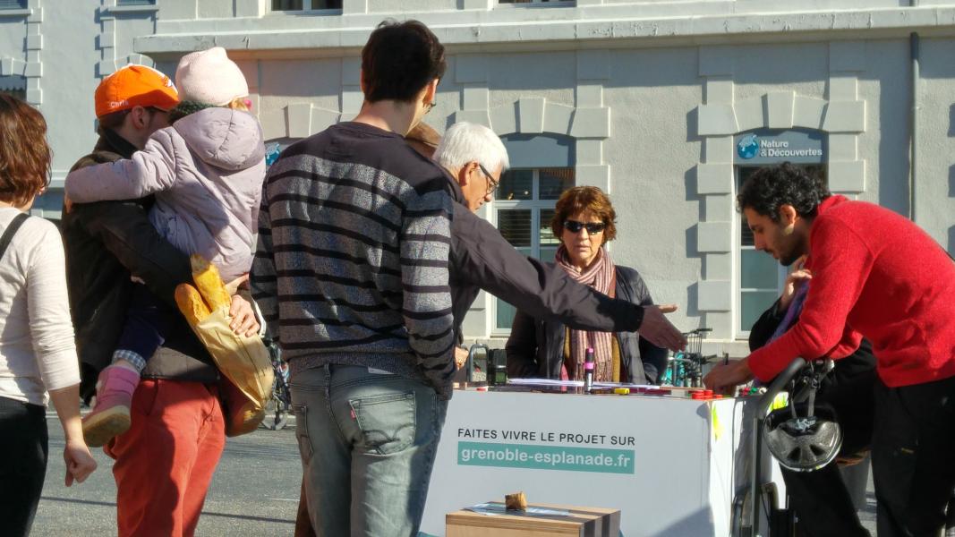 2- Le triporteur à la rencontre des grenoblois dans toute la ville