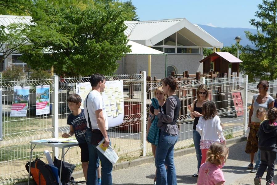 4- A la sortie de l'école pour rencontrer les parents