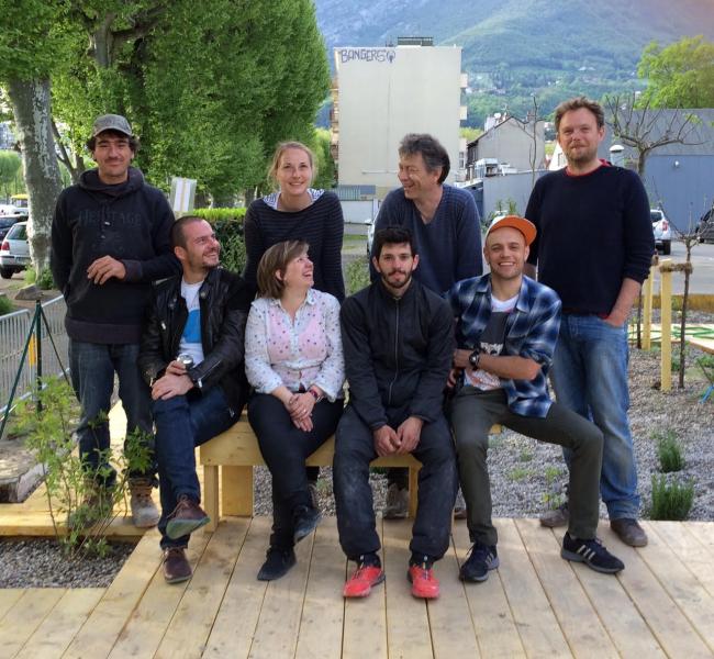 4- La joyeuse équipe de construction de la maison du projet