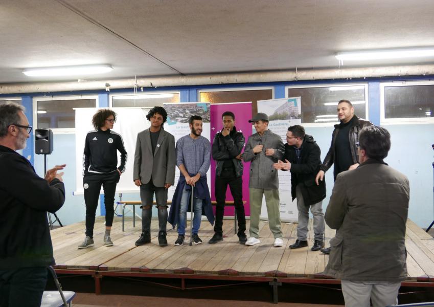 4- Les jeunes présentent leur pièce de théâtre sur la vie du quartier