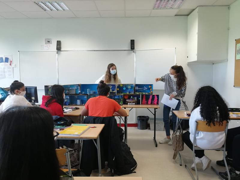 8- Les élèves présentent leurs maquettes en classe