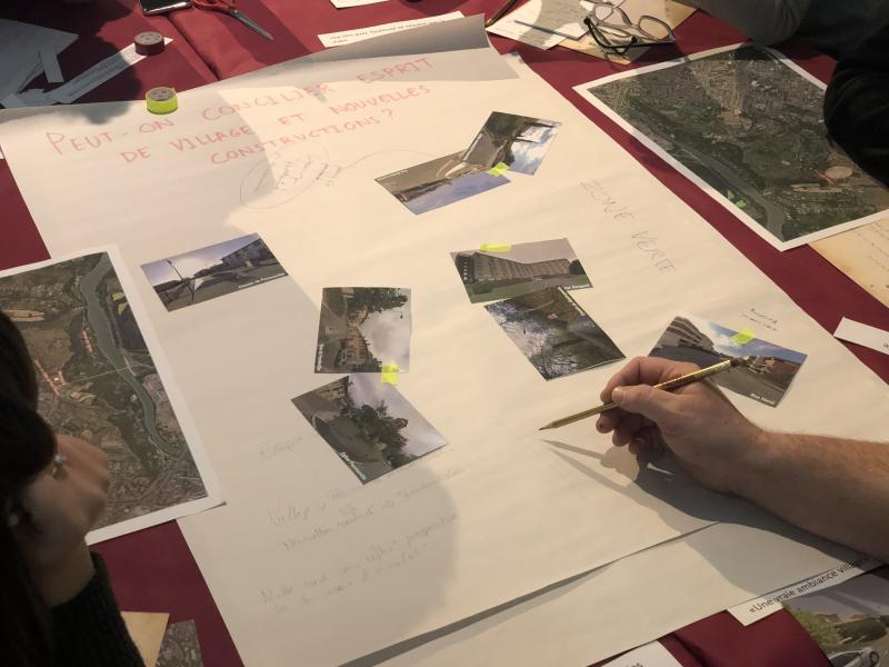 11-Rencontres-débats, les habitants manipulent la matière récoltée et répondent aux enjeux martyrs