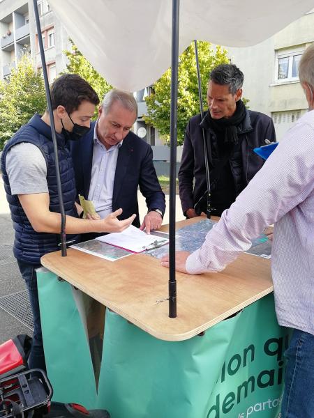 8-Visite de M. le Maire dans le quartier Sauzelong