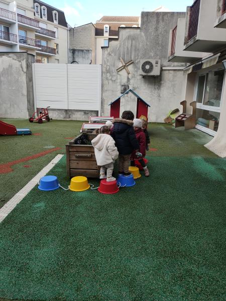 2-Immersion dans la cour de crèche