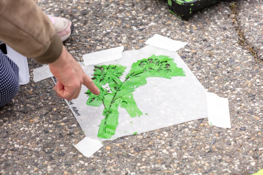 Ateliers pochoirs à l'occasion de la fête du printemps en Mai 2024